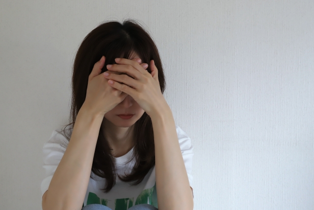 悩む女性